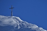 57 Da Cima Villa zoom sulla croce del Pizzo delle segade (2168 m)